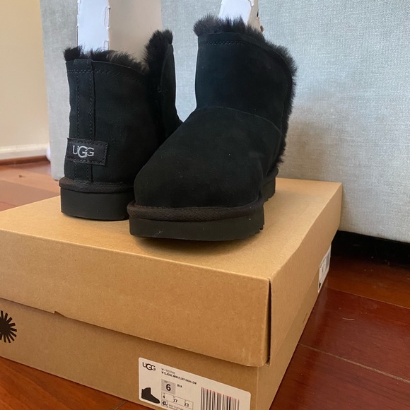 UGG Black- Classic mini fluff high-low - Picture 3 of 5